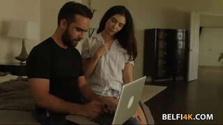 Sexsualitas brunette perlu amba jago kanggo babagan dheweke pus