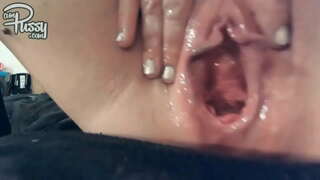 Ευρεία ερασιτέχνες μουνί παίρνει ένα μεγάλο dildo