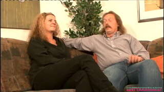 Horny milf com enormes jarros se foder por seu irmão, em lei, de deixá-lo gozar em seus peitos grandes