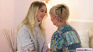 Big tits milf pantat dijilat oleh dada kecil lesbian babe