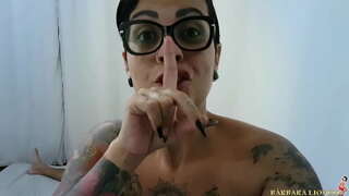 Une femme se réveille dans la presse et se termine avec le lait couler le long de la côte