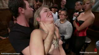 ɇ�发碧眼的外婆罗蕾莱李绑堵嘴的金发女郎在膝盖和手杖她的人群在公共地方，那么詹姆斯*迪恩和陌生人gangbangs她