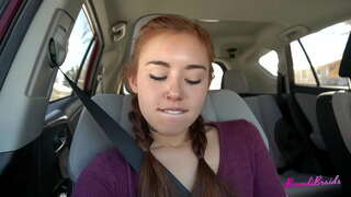 Похотливая шлюха мүмкүн эмес перестать Ойноого менен киской нарын машинага жана маттык: Brandibraids