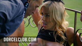 Jinis ing taman karo hot pirang MILF