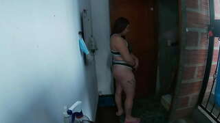 Invito një hyrje a la caza a un domiciliario de carnes y me folla como una perra m &amp; iacute;ralo hasta el final