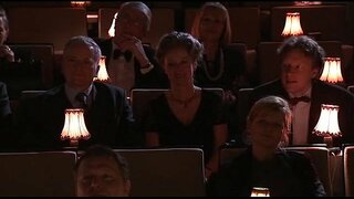 Celia Jones - lesbisk - grov visa med en flaska och en baseballbat