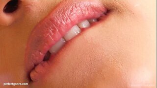 Lena dostane sama vypnúť masturbácia s prstami a dildo v Mi Ružová