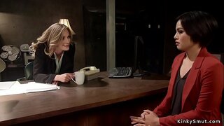 Blonde lesbisk anal fucks brunette nestleder offiser med stropp på kuk