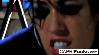 Tamaiti Brunette te tangata e ta&#039;uehia