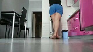 ���ळ वर खेळत स्वयंपाकघर. अतिशय कडक आणि ओले मांजर