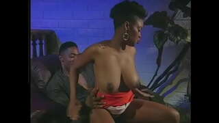 ���ድሚያ የሚሰጡዋቸውን የሚሰጡዋቸውን hairy pussy ebony babe እና fucks መጠቀም doggy አለብዎት አትኩሮቱ ወዲያው ወንበር ላይ